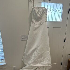 David’s Bridal Wedding Dress Size 8 – EleganSatin A-line with Embroidery & Train